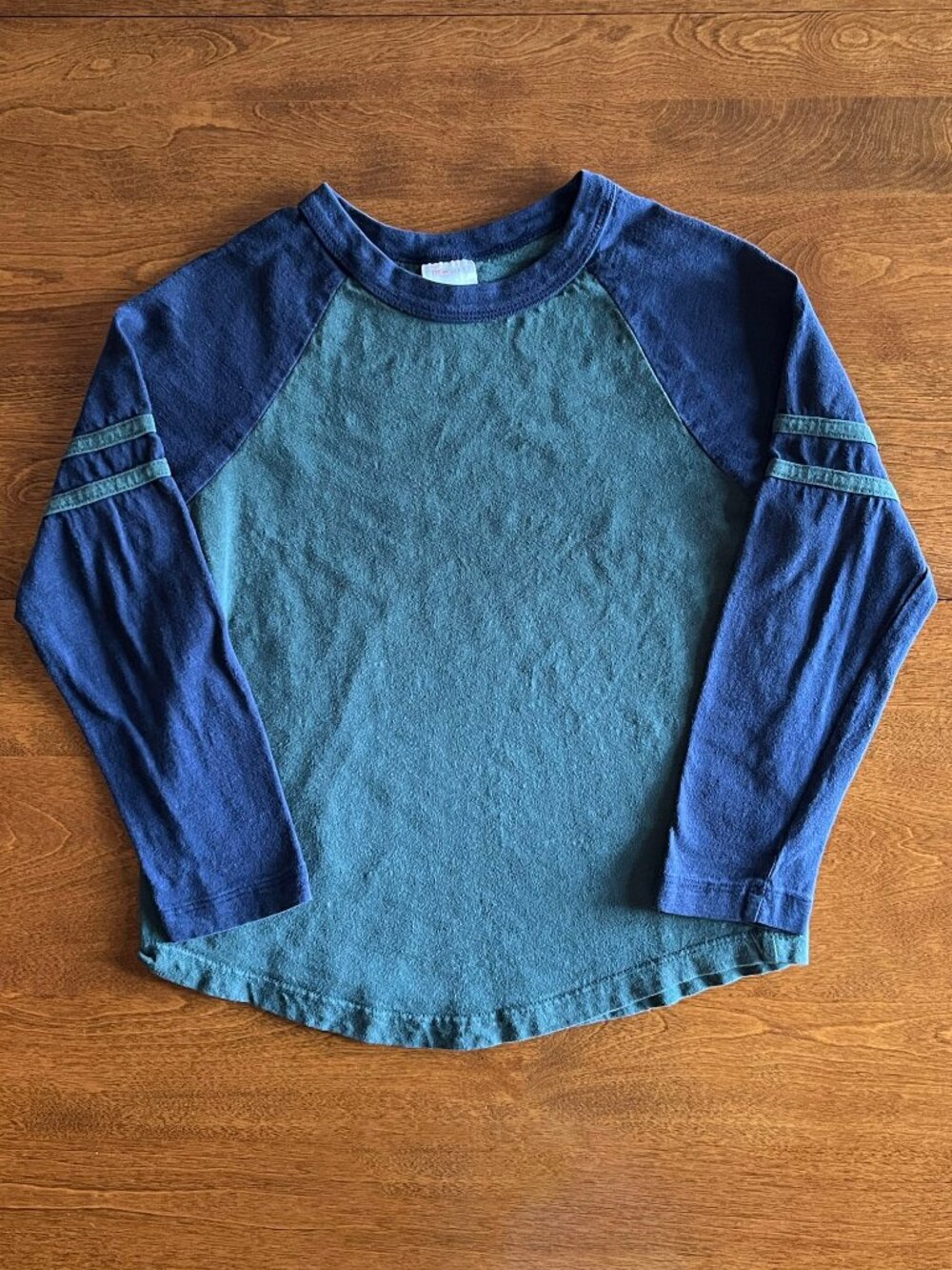 Hanna Andersson green and blue baseball shirt 120